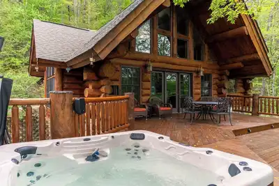 Buffalo Creek Lodge - Private home on 12 acres. Stunning views, hiking trails, hot tub, pool table!