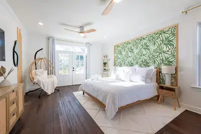 Image de The Salty Bungalow - Pool, Pet Friendly, Walking distance to Beach!