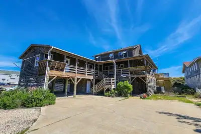 Image de Experience “Old Nags Head” style and charm in this classic, oceanfront home w/Private Pool
