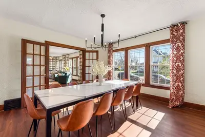 Image de Newly Updated Designer 5 Bd/2 Ba home in the heart of Michigan City - Sleeps 12