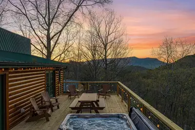 Image de ⭐️Views⭐️5min-PForge🎡20min-Smoky Mtns🗻Hot Tub♥️Arcades🕹Games♟\n