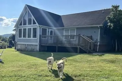 Image de Spacious Valley Home, <15 Min to Attractions, Game Room, Backyard, Pet Friendly!