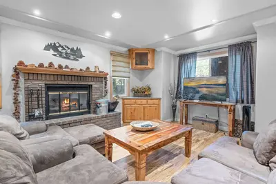 Image de Summit Condo - Luxury Condo, Walk to Slopes, Fireplace