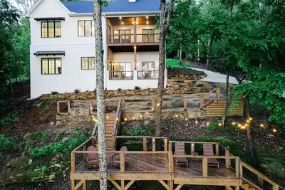 Image de New: Dwell at Smith Lake: Luxury Lake Home, Sleeps 22, Kayaks + Water Slide!