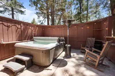Image de Nana Bear Manor - Hot Tub, Fireplace, Deck, Barbecue