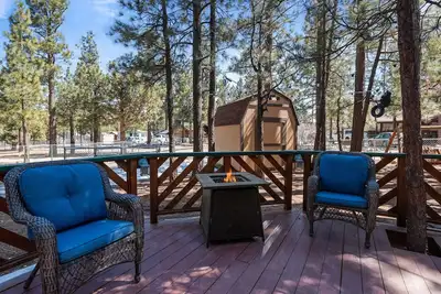 Image de Shepherd's Cabin - Walk to Park & Hiking, Fireplace, Fenced Yard, Deck