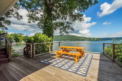 Image de “Better In Blue” Large Waterfront Home, private parking, Bluff view, dock