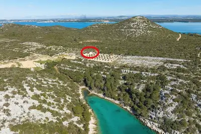 Image de Maison de pêcheur près de la mer Baie Triluke, Pasman (K-20973)