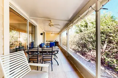 Image de Updated condo with pool, screened porch, outdoor kitchen, W\/D, & Ac