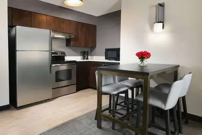 Image de 2 Pet-friendly Suites W\/ Full Kitchen! Free Breakfast, Parking, Pool, Tennis Ct!