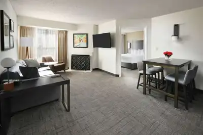 Image de 3 Big Units, Minutes to Dallas Arboretum! Private Full Kitchens! Pets Allowed!