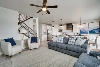 Image de Family-Friendly Townhome ~ 2 Mi to Windsor Lake!