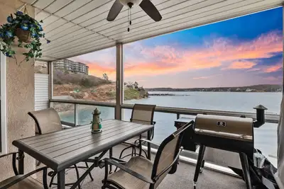 Image de Emerald Oasis - Waterfront, Pools, & Smoker!