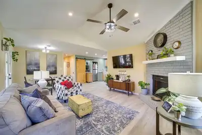 Image de Barling Vacation Rental: Fenced-In Yard w\/ Hot Tub