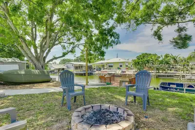 Image de Waterfront Okeechobee Getaway w\/ Backyard Dock!