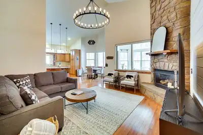 Image de Golf & Hike: Munds Park Retreat w/ Forest Access!