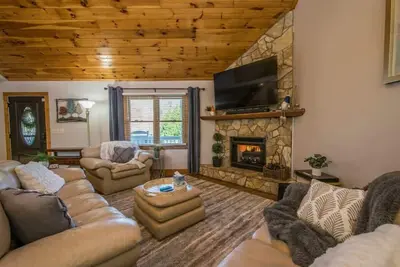 Image de Rustic 4br w/ Deck, Firepit + Darts | Near Golf