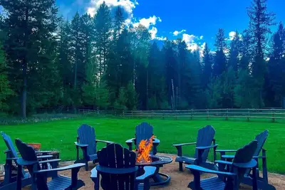 Image de New! Wonderful Country Style Home, Sleeps 12, Private Backyard, Fire Pit, New Furnishings!