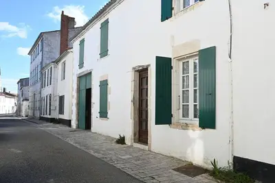 Image de Maison de village à Ars-en-Ré avec garage, cour, salon Tv, 3 chambres, balcon et équipements modernes