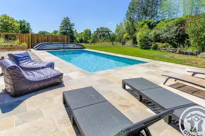 Image de Roulotte climatisée avec piscine et jardin