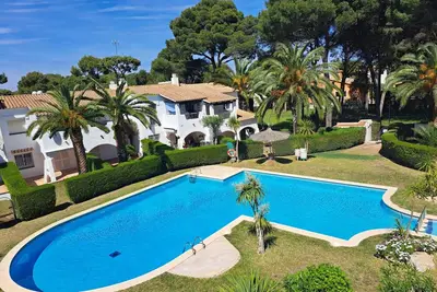 Image de Maison Charmante avec Jardin Privé et Piscine Commune, Golf et Plage à Proximité