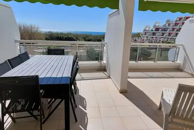 Image de Spacieux appartement avec terrasse, parking privé, et vue sur la mer