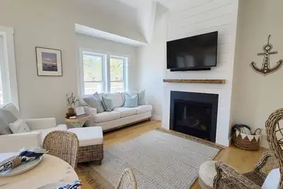 Image de Newly Constructed 3bd+ Home--Central A/C, Deck, Patio & Outdoor Shower