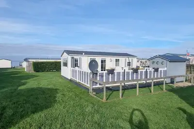 Image de Cosy chalet for nature lovers with North Sea view (Wadden Sea).