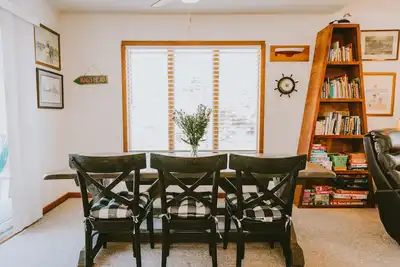 Image de 5 min Walk to Ocean, 1 Block to Dowdy Park Amazing Location! ! ! ! !