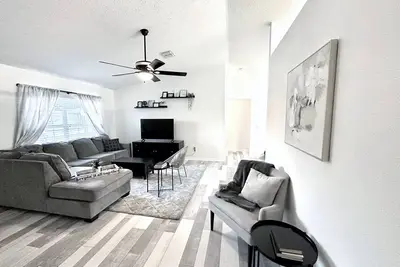 Image de Family Home - Minutes from Springs with King Size Bed and generous amenities!