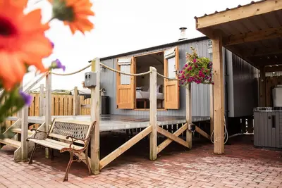 Image de Rose - a shepherds hut that sleeps 2 guests in 1 bedroom