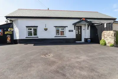 Harvenna Cottage, pet friendly, with a garden in Crackington Haven
