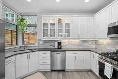 Image de New Ballard Home in trendy walkable neighborhood