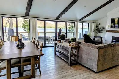 Image de Lakefront Bliss: Modern Farmhouse Retreat - Newly Renovated, Steps to the Water!
