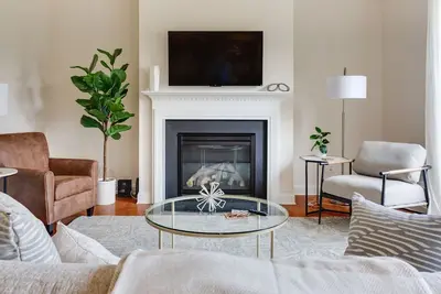 Image de Stylish & Centrally Located Home