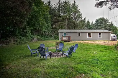 Image de Cozy 1 acre lot just 0. 5 miles from Ocean Shores Beach w/ Airstream & Hot Tub!