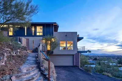 Image de “Windmill House” -Mountain/City views, super close to great hiking trails