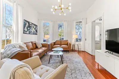 Image de Historic 3 Br Townhouse w/ Parking by Forsyth