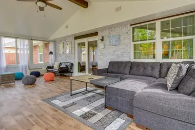 Image de Sunny Pensacola Home w/ Fire Pit & Gas Grill!