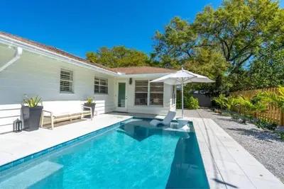 Image de Modern coastal downtown home w/saltwater pool