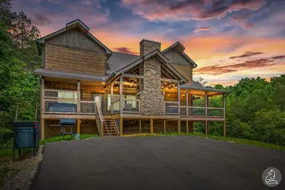 Image de Private Getaway on 3 Acres 5br Loaded 4King Suites Indoor Pool Theater Game Rm