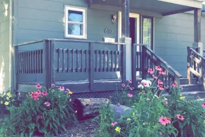 Image de Cozy little home is a quiet neighborhood.
