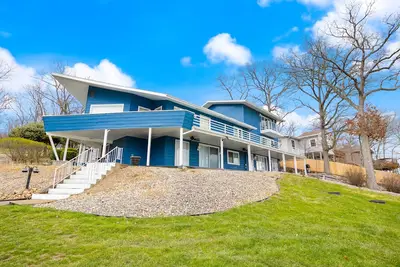 Image de Incredible lakefront home with full kitchen, dock, grill, balcony, & patio