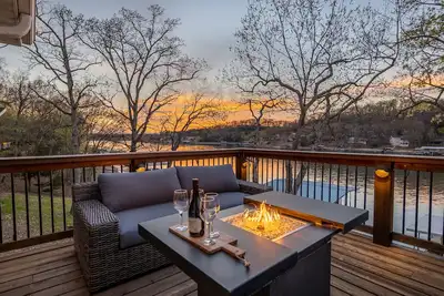 Image de Gorgeous Lakefront Home with Huge Dock with Bar, Cedar Creek Retreat