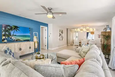 Image de New Villa on Siesta Key! 2 Bedrooms with Pool, Dock, and Walkable to Beach!