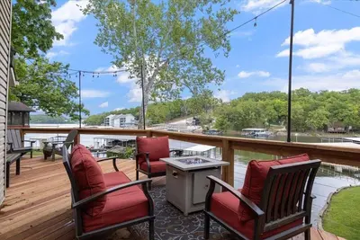 Image de Lakefront Oasis with Skylights & Covered Boat Slip For Extra Adventure