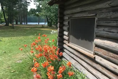 Image de New! Sleeps 15 Level lawn to lake. Sandy beach. Two docks. Great fishing.