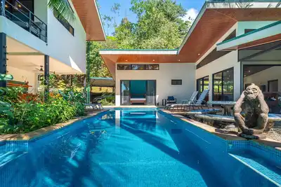 Image de Unique and Cozy Design in the Jungle- 3 homes in one!