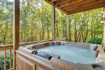 Image de Family Getaway: Georgia Cabin w/ Outdoor Hot Tub