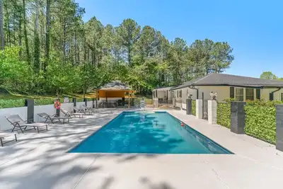 Image de Relax at Poolside Bliss in Newly Renovated Home!